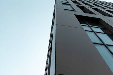 Modern bir bina cephesinin soyut görüşü. Bir ofis gökdeleni perspektifi