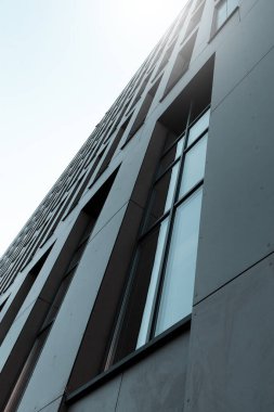 Büyük bir binanın pencereleri ve diğer cephe unsurları. Bir ofis gökdeleni perspektifi
