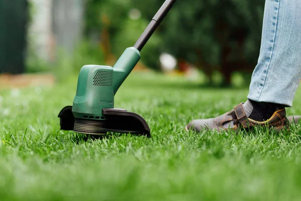Man Mows Tall Grass Electric Trimmer Yard Care Concept — Stock Photo, Image