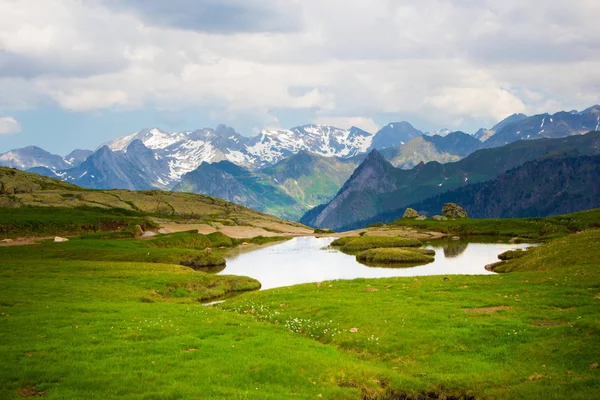 Jezioro w Pireneje, Hiszpania — Zdjęcie stockowe