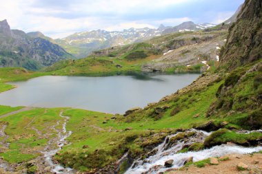 Dağlarda göl