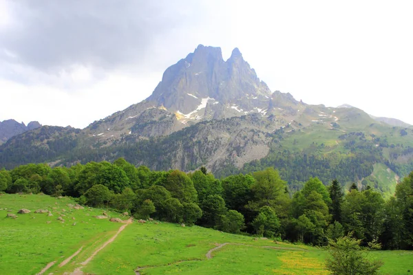 Pirineos montañas en el verano — Foto de Stock