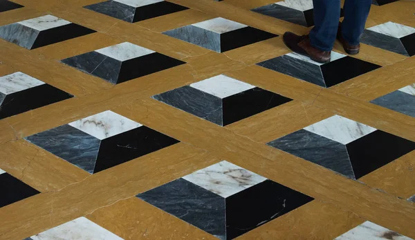 Geometrisches Muster Auf Dem Boden Wie Ein Schachbrett Und Beine — Stockfoto
