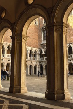 Dük 'ün Sarayı' nın avlusundaki kemer ve kolonlar, Palazzo Ducale