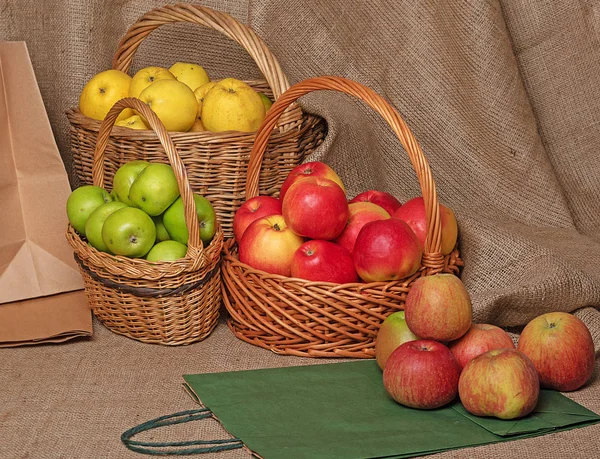 Farklı boyutlarda sepetlerde farklı elmalar ve çuval bezleri var.