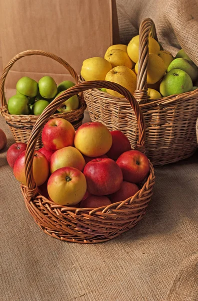 Apples Different Varieties Baskets Different Sizes Craft Bags Burlap Background — Stock Photo, Image