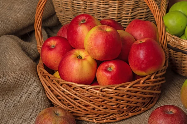 Korb Mit Roten Äpfeln Steht Auf Klette Auf Dem Hintergrund — Stockfoto