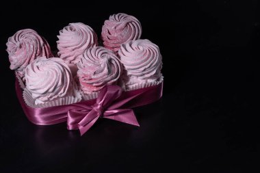 Taze meyve ve böğürtlenli lokum kutusu (zephyr) koyu bir masada.