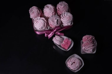 Taze meyve ve böğürtlenli lokum kutusu (zephyr) koyu bir masada.