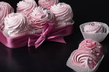 Narin böğürtlen şekerlemeleri (zephyr) bir kutu şekerin önünde stand-up için karanlık bir yerde