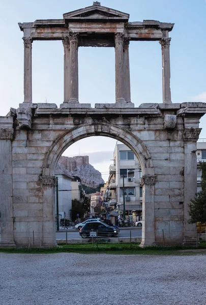 ギリシャのオリンピアンゼウス神殿のアーチを通ってアテネの通りの眺め 垂直方向 — ストック写真
