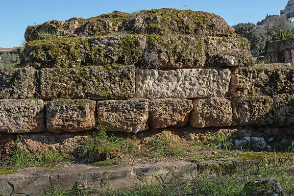 Огромные Булыжники Покрытые Мхом Руины Старой Стены Древнего Храма — стоковое фото