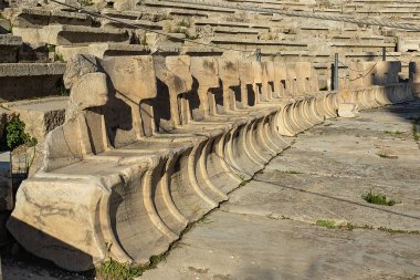Akropolis 'teki Dionysus Tiyatrosu. Bir amfi tiyatronun harabelerindeki mermer koltukların görüntüsü