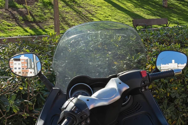 Отражение Зданий Зеркале Мотоцикла Ленивый День Городском Парке — стоковое фото