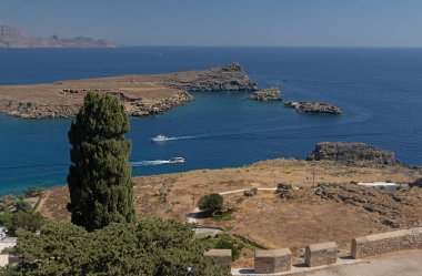Deniz yüzeyinin ve sahilin panoramik görüntüsü. Kayalık bir uçurumun kenarında. Denizcilik geçmişi Yunanistan, Rodos