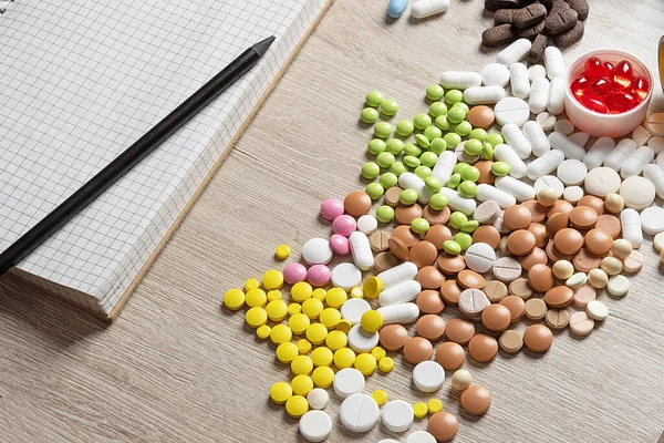 Desktop Medical Worker Scattered Pills Various Shapes Color Paper Pencil — Stock Photo, Image