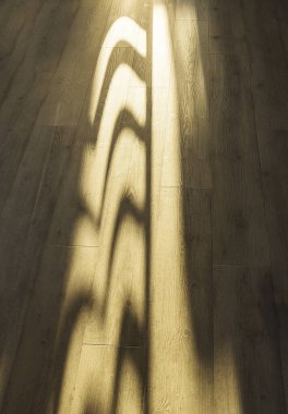 Boş bir ofiste yerde geometrik gölgeler var. Gölge arkaplanı. Dikey yönelim