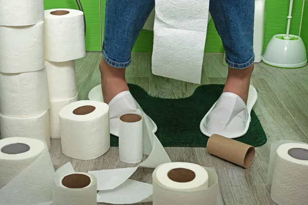 Chica Inodoro Entre Los Rollos Papel Higiénico Problemas Estómago — Foto de Stock