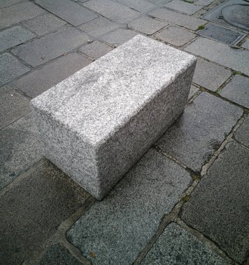 Kaldırımda granit küpler. Bakış açısına göre barikat. Taş blok kaldırımı