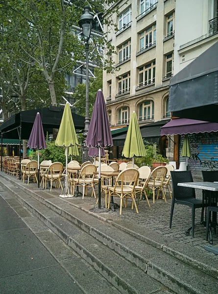空荡荡的街边咖啡馆免费咖啡桌椅 — 图库照片