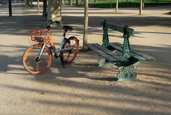 Оранжевый Велосипед Корзиной Парке Доставка Велосипеде Город Велосипед Скамейка — стоковое фото
