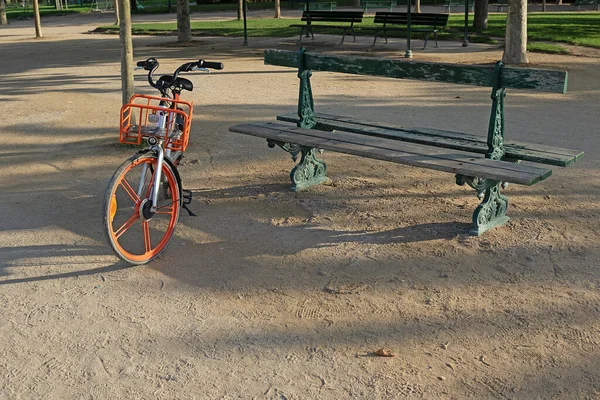 Vélo Orange Avec Panier Dans Parc Livraison Domicile Vélo Dans — Photo