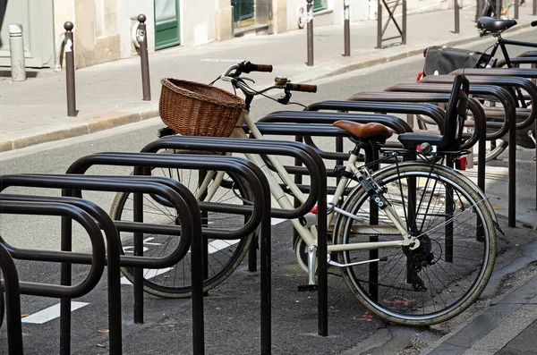 Parking Vélo Dans Rue Vintage Vélo Avec Panier Paille — Photo