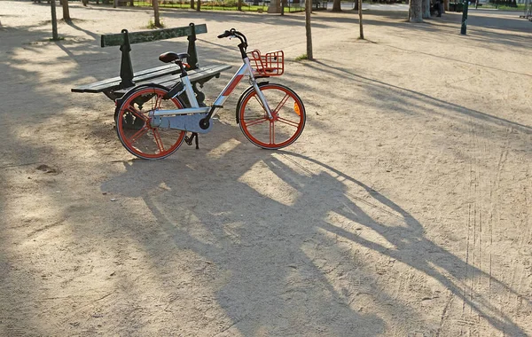 Оранжевый Велосипед Корзиной Парке Доставка Велосипеде Город Велосипед Скамейка — стоковое фото