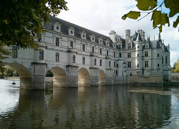 Eski Chenonceau kalesinin panoramik manzarası. Nehirdeki Kale