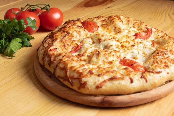 Khachapuri ahşap bir masada etle yakın çekim yapıyor. Gürcistan mutfağı tabağı