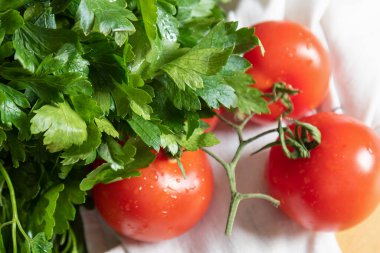 Maydanoz ve kırmızı domateslerin bulanık arkaplanı