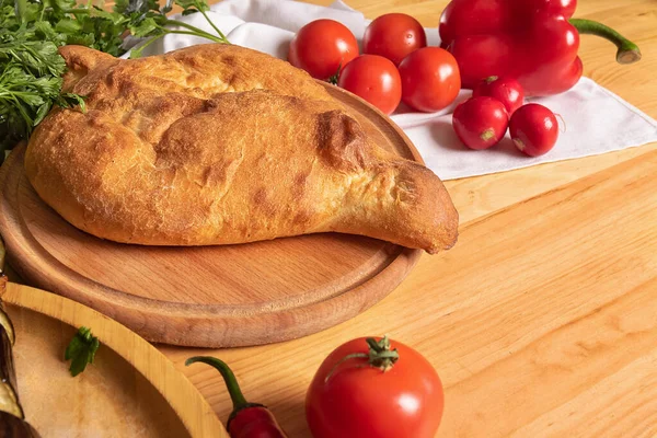 Pane Fresco Georgiano Con Pomodori Tagliere Legno Cucina Georgiana Farina — Foto Stock