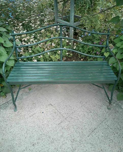 Vintage Gartenbank Zwischen Blumen Und Grün — Stockfoto
