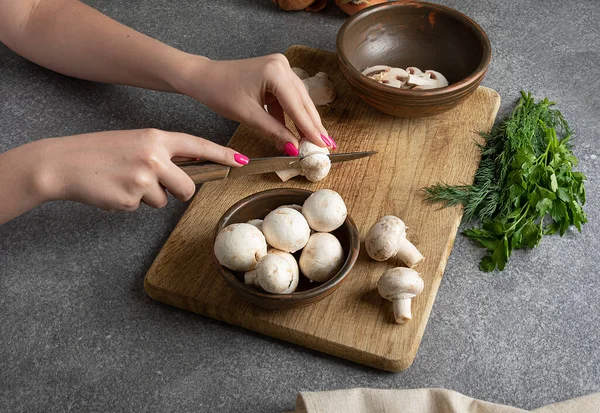 Female Hands Cut Mushrooms Vegan Dish Detox Diet Diet Mushroom — Stock Photo, Image