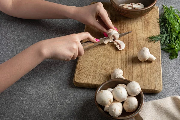 Mãos Femininas Cortam Cogumelos Prato Vegan Dieta Desintoxicação Prato Cogumelos — Fotografia de Stock