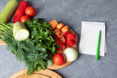 Tahtada taze sebzeler. Çorba ya da vejetaryen yemekleri için sebze.