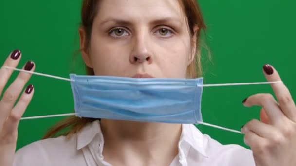 Fille met un masque médical de protection. Dans la panique du virus épidémique. COVID Danger de pandémie de coronavirus 2019-ncov. Chromakey . — Video