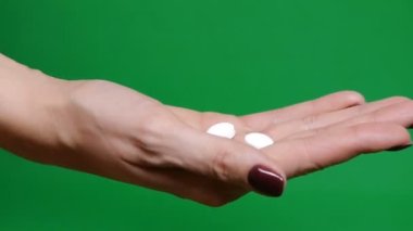 Yeşil arka plana düşen çok sayıda farklı tipte hap. Çok renkli tabletler uçuyor. Ölüm nedeni. Çok güzel haplar. Tıbbi görüntüler, sağlıklı yaşam tarzı, vitaminler. Krom anahtar.