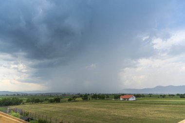 Kırsal alan, tarlalar ve bulutlar.