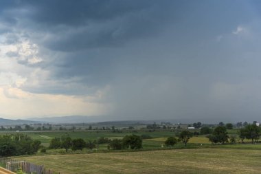 Kırsal alan, tarlalar ve bulutlar.