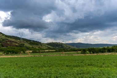 Dağlı ve bulutlu yaz manzarası