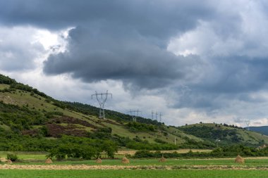 Bulutlu ve bulutlu bir dağ manzarası