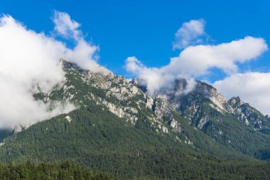 Bulutlardaki dağların manzarası