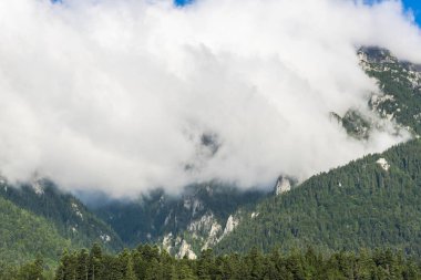 Bulutlardaki dağların manzarası