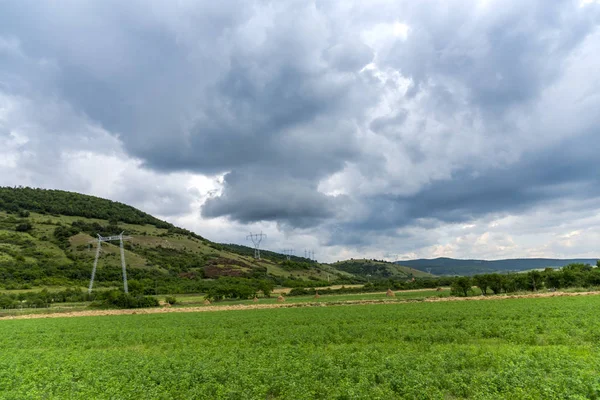 Paisagem Montanhosa Com Grama Verde Nuvens — Fotografia de Stock