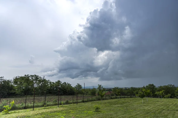 村の畑の上に嵐の雲 — ストック写真