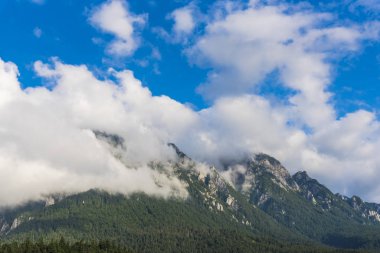 Alplerdeki dağların manzarası