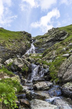 Kayalar ve bulutlarla kaplı dağ manzarası