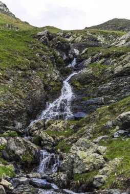 Dağları ve kayaları olan dağ manzarası