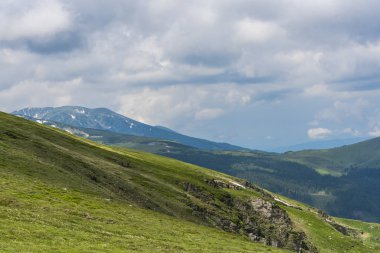 Bulutlu ve mavi gökyüzü olan dağ manzarası